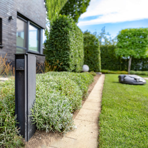 Frings_Galabau_Artikelbild_Referenz_moderner_garten_maehroboter