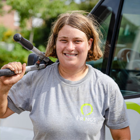 Frings_Galabau_Team_junge_garlabauerin_mit_heckenschere