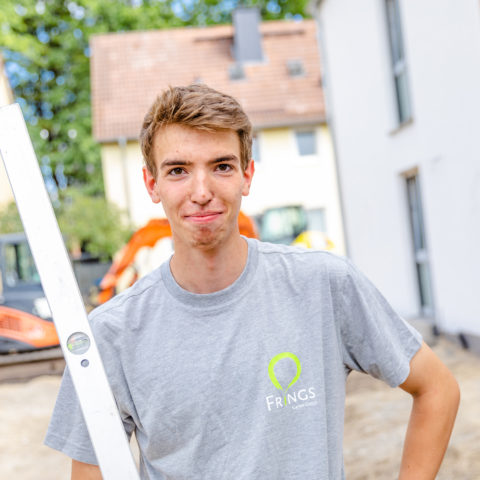 Frings_Galabau_Team_junger_garlabauer_mit_wasserwage