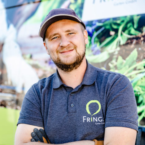 Frings_Galabau_Team_junger_gartenlandschaftsbauer_mit_cappi