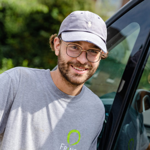 Frings_Galabau_Team_junger_gartenlandschaftsbauer_vor_auto